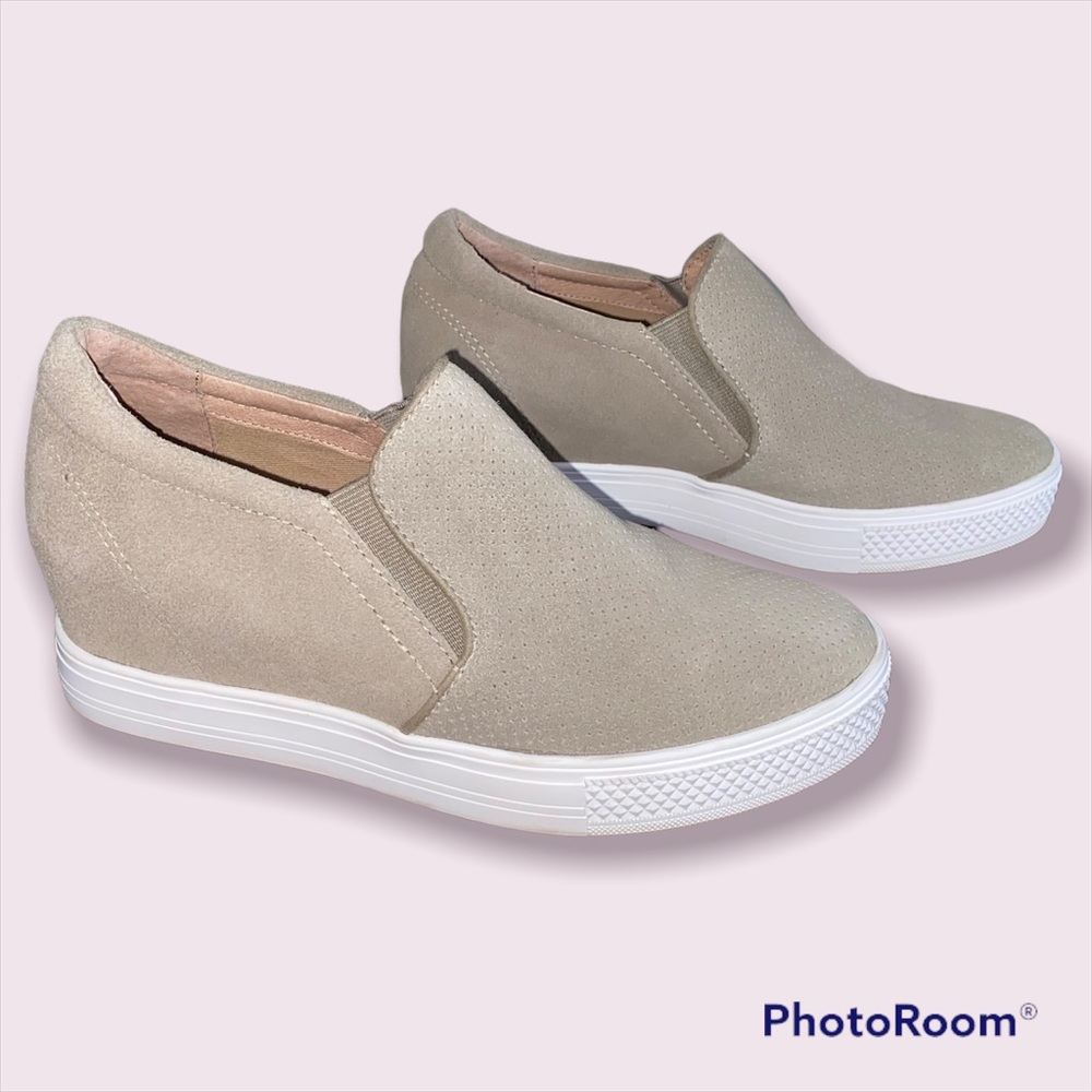 Gray suede leather wedges/platform shoes Size 5.5